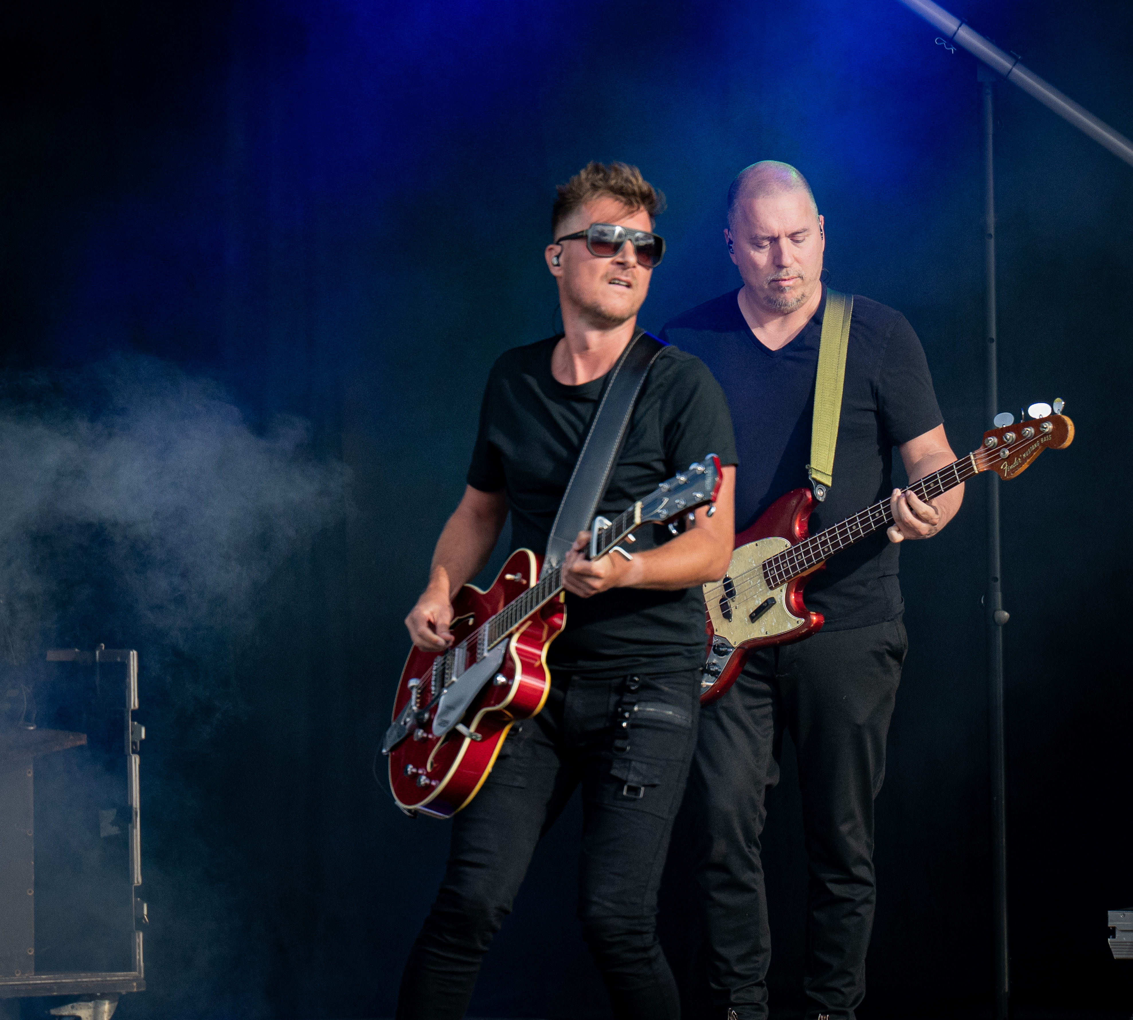 Tussen rook, tegenlicht en beweging zoek ik naar momenten die een optreden echt typeren. Geen registratie van een podium, maar beelden die de energie en sfeer van live muziek tastbaar maken.