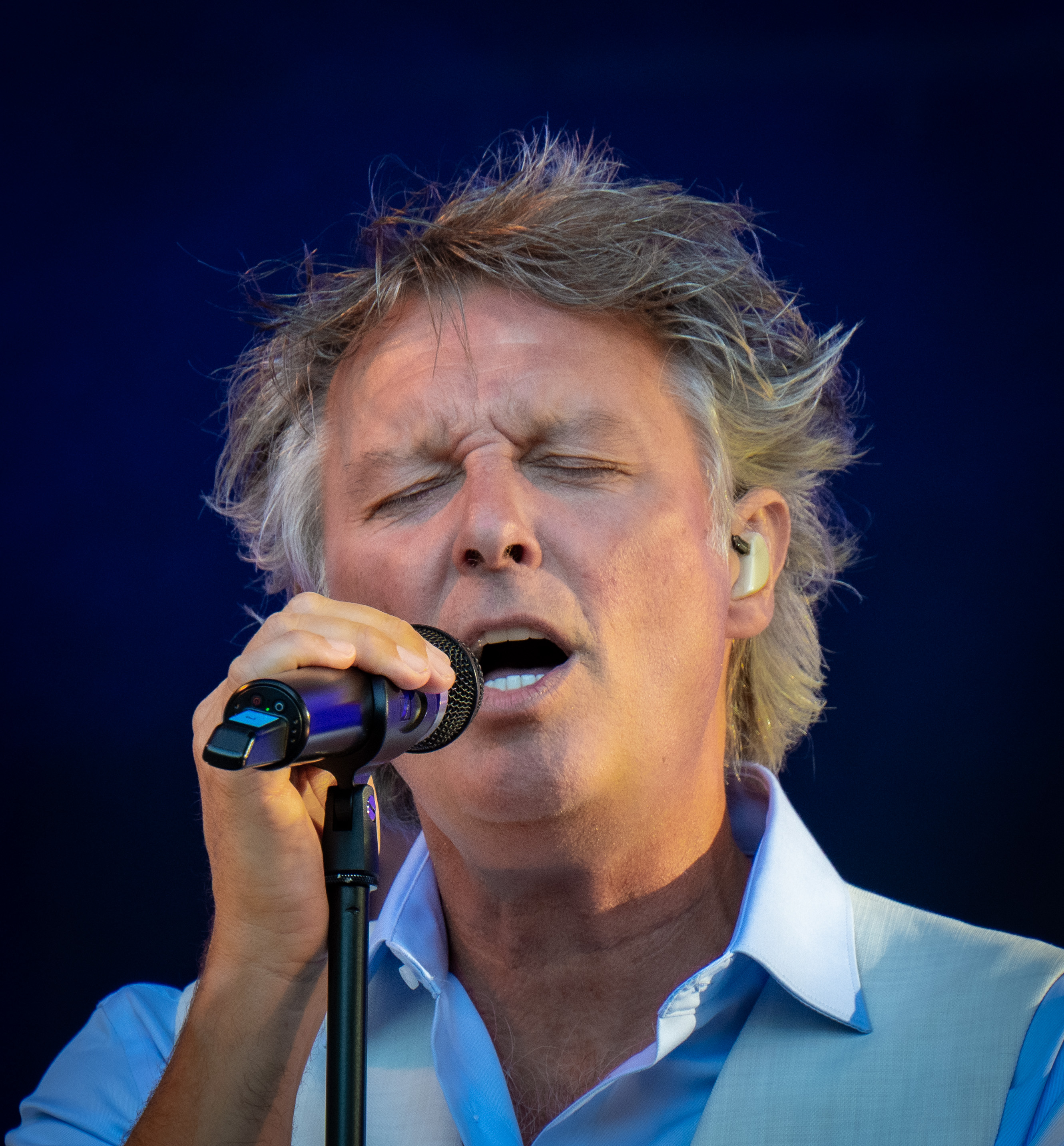 Tussen rook, tegenlicht en beweging zoek ik naar momenten die een optreden echt typeren. Geen registratie van een podium, maar beelden die de energie en sfeer van live muziek tastbaar maken.